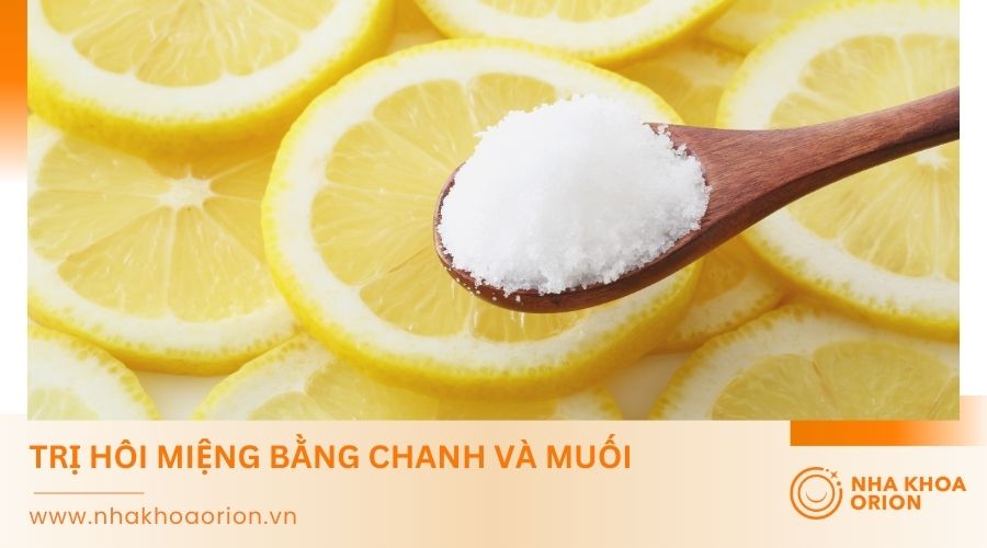 Trị h&ocirc;i miệng bằng muối v&agrave; nước cốt chanh