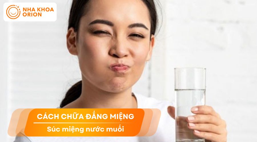 Chữa đắng miệng bằng c&aacute;ch x&uacute;c miệng nước muối