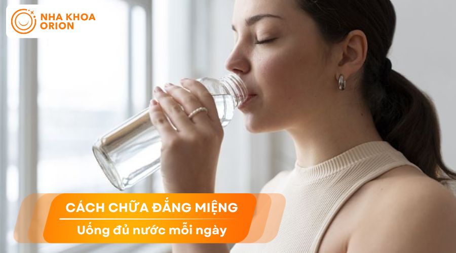 Uống đủ nước mỗi ng&agrave;y tr&aacute;nh kh&ocirc; miệng