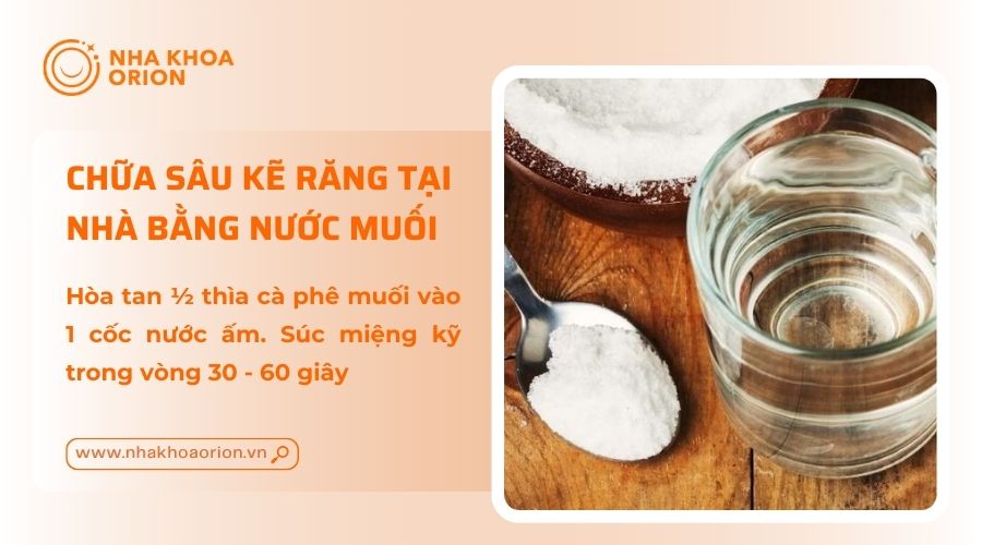 S&uacute;c miệng nước muối hỗ trợ giảm s&acirc;u kẽ răng