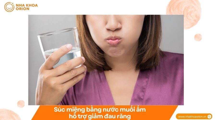 Súc miệng nước muối ấm hỗ trợ giảm đau răng