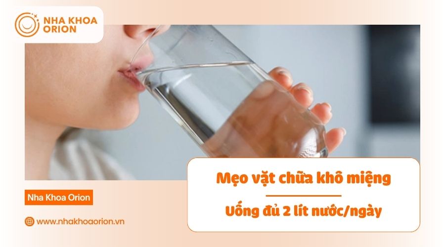 Uống đủ nước gi&uacute;p miệng đỡ kh&ocirc;