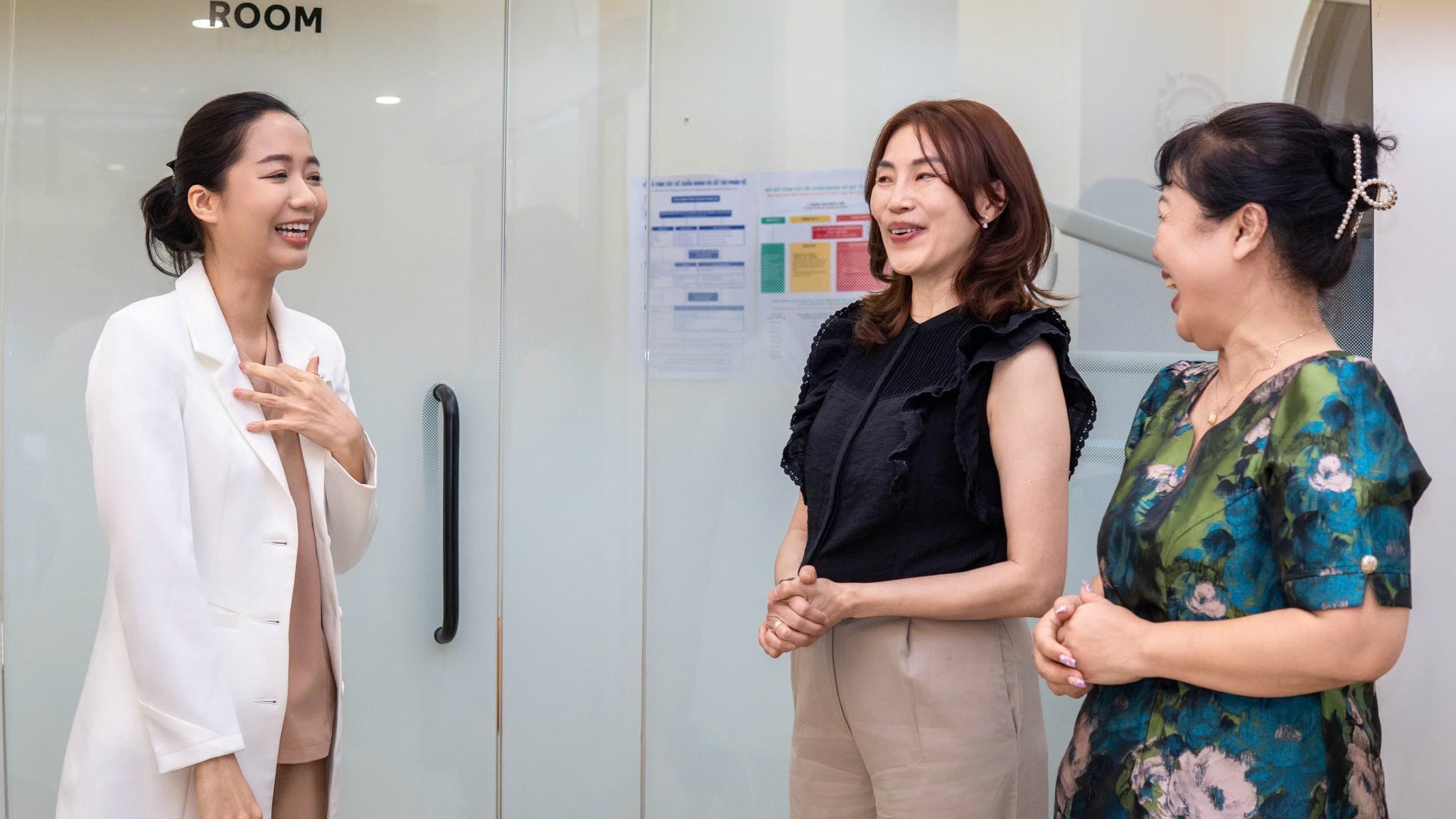 BS. CKI. Trần Thục Trang đ&oacute;n tiếp v&agrave; trao đổi chuy&ecirc;n m&ocirc;n c&ugrave;ng BS. Fonny Karsono - Gi&aacute;m đốc L&acirc;m s&agrave;ng v&agrave; Đ&agrave;o tạo Angel Align Technology trong khu&ocirc;n khổ chuyến thăm v&agrave; hợp t&aacute;c tại Nha Khoa Orion.