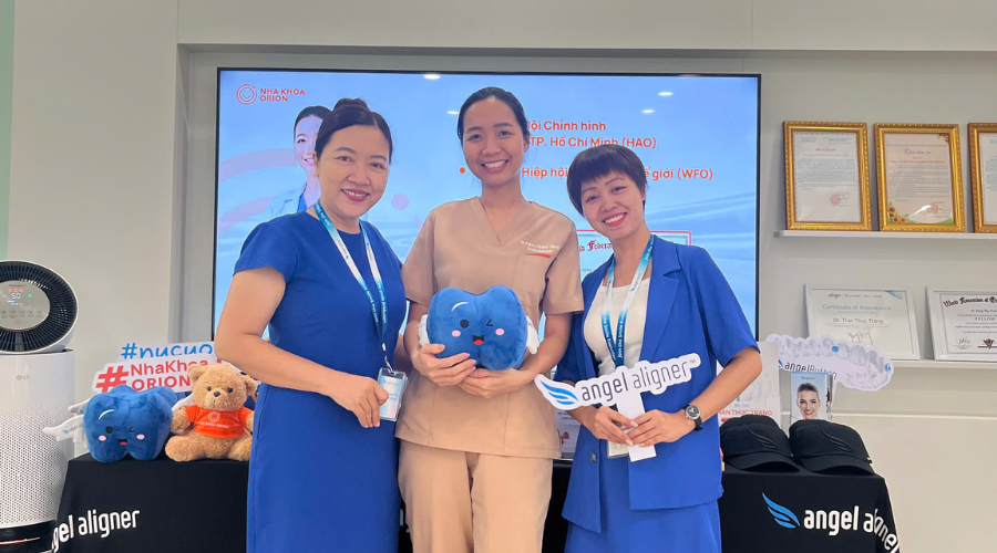 Bác sĩ Trần Thục Trang chụp ảnh cùng đại diện đối tác Angel Aligner tại sự kiện Angel Aligner Open Day.