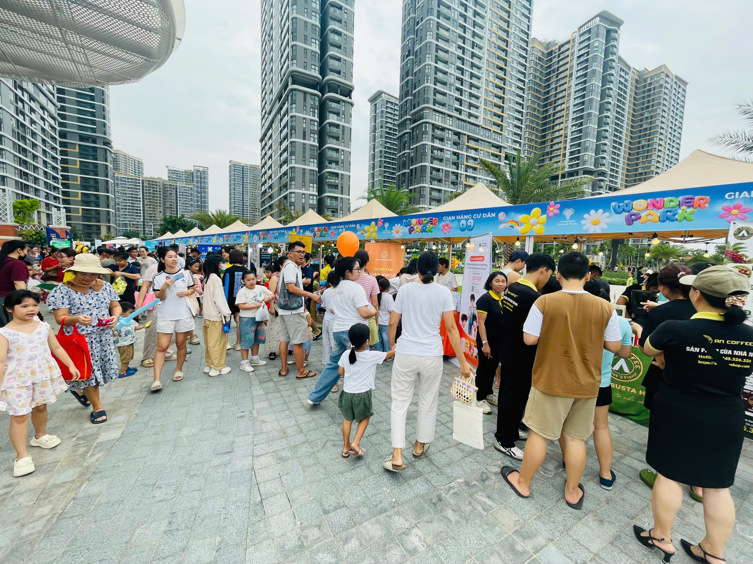 Không khí nhộn nhịp tại Ngày hội Thiếu nhi Wonder Park với sự tham gia của nhiều cư dân và các hoạt động gắn kết cộng đồng