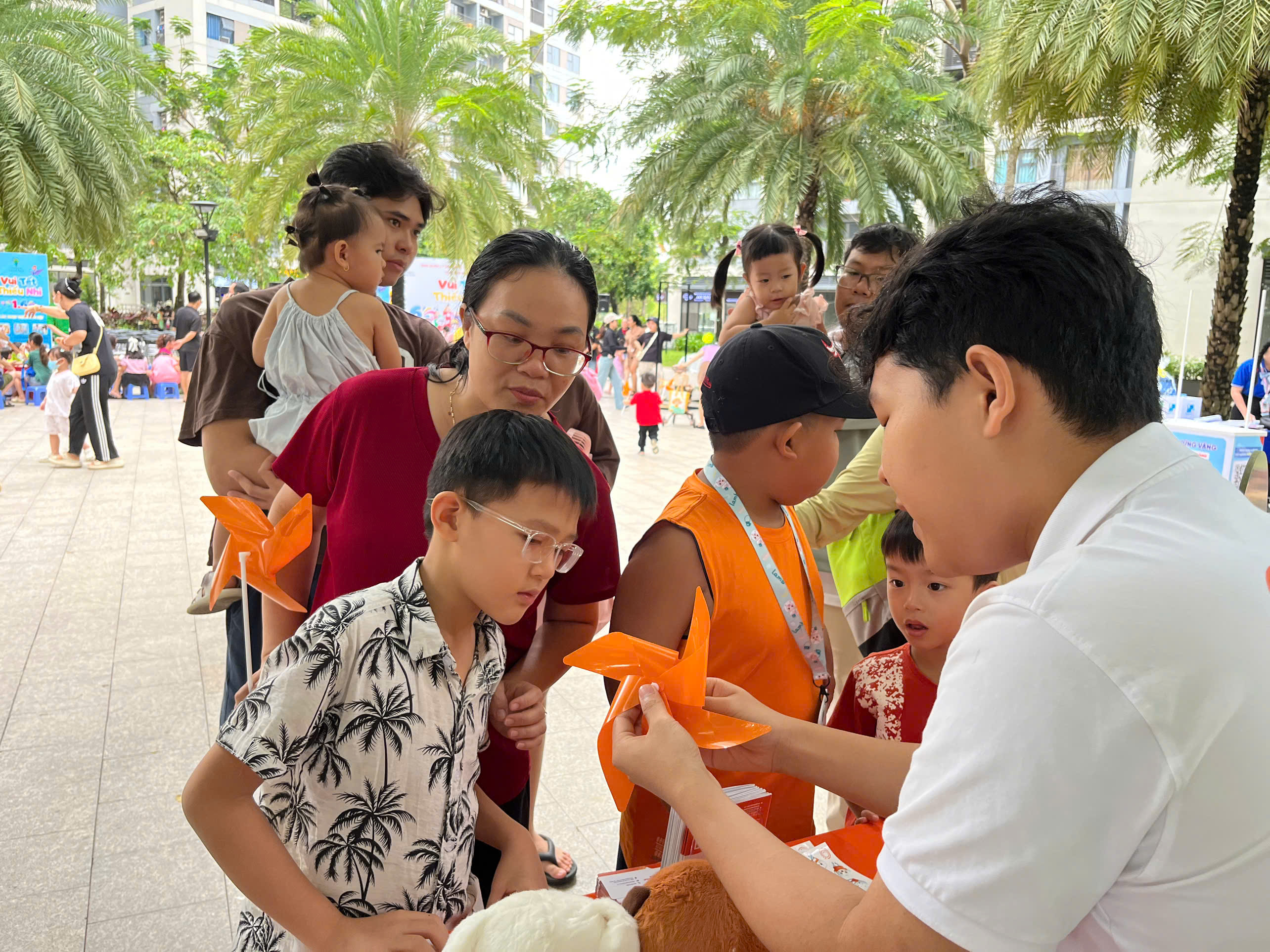 Không khí rộn ràng tại gian hàng Nha Khoa Orion với nhiều phần quà và trải nghiệm thú vị