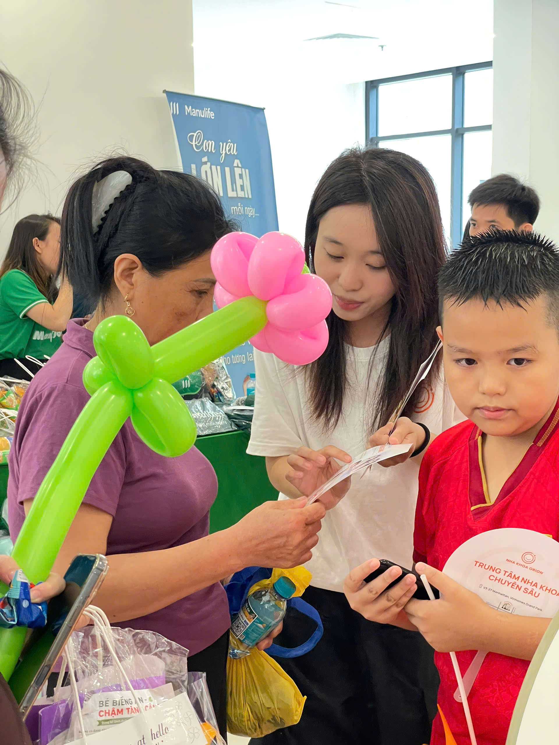 Gian h&agrave;ng Nha Khoa Orion thu h&uacute;t nhiều phụ huynh v&agrave; cư d&acirc;n nh&iacute; gh&eacute; thăm