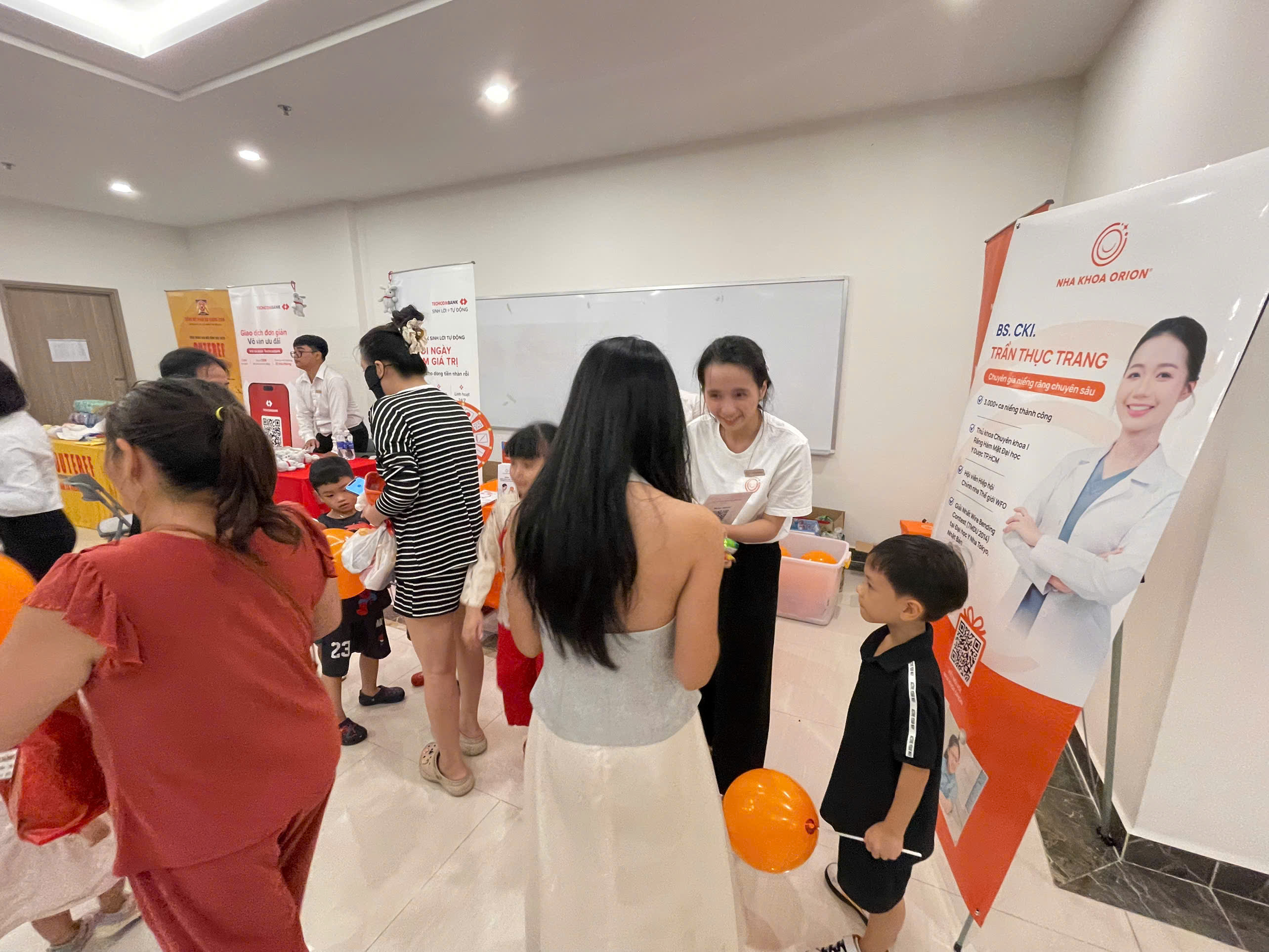 Gian hàng Nha Khoa Orion thu hút đông đảo cư dân và các em nhỏ tham gia trải nghiệm