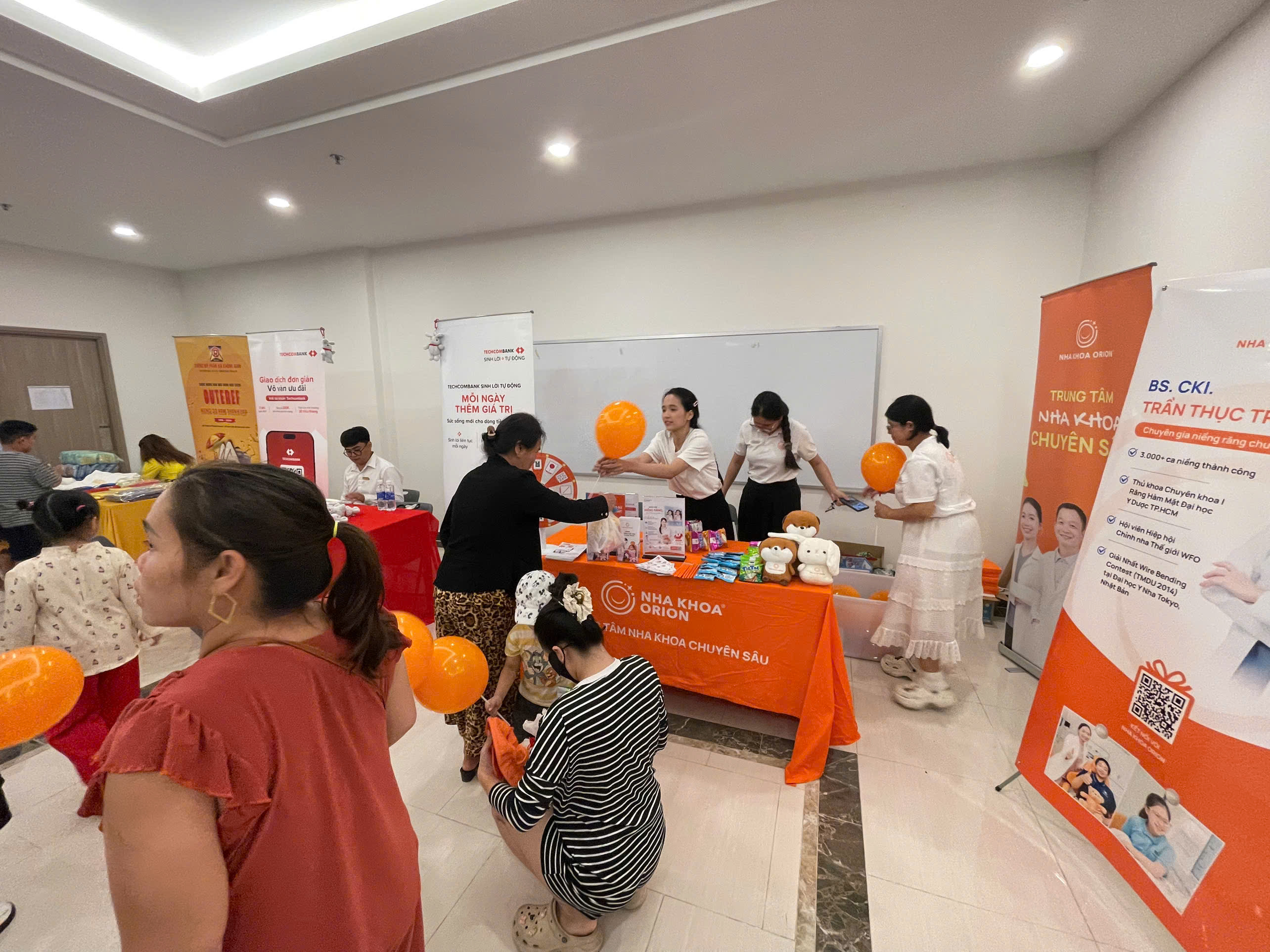 Đội ngũ Nha Khoa Orion nhiệt tình giao lưu, tặng quà và chia sẻ kiến thức chăm sóc răng miệng cho cộng đồng