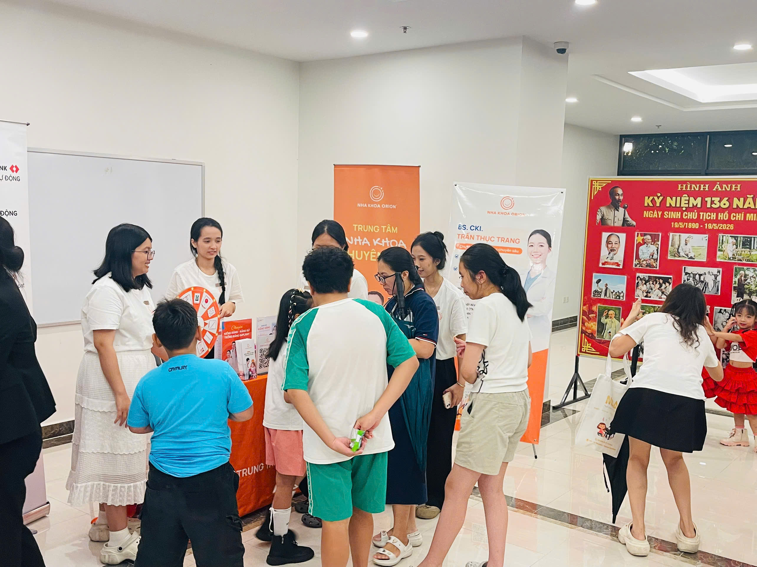 Không khí nhộn nhịp tại gian hàng Nha Khoa Orion với nhiều hoạt động tương tác và quà tặng hấp dẫn