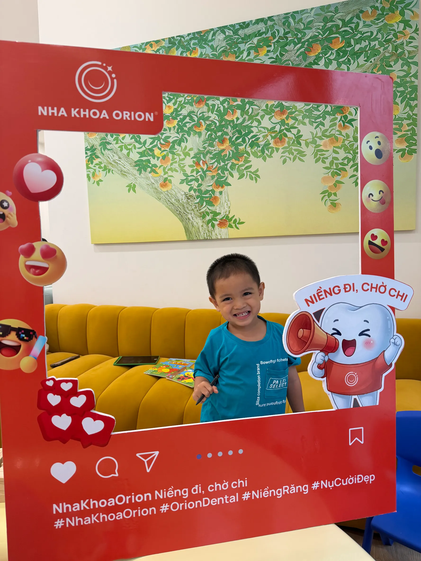 Kh&aacute;ch h&agrave;ng check in Ng&agrave;y Hội Niềng Răng tại Nha Khoa Orion