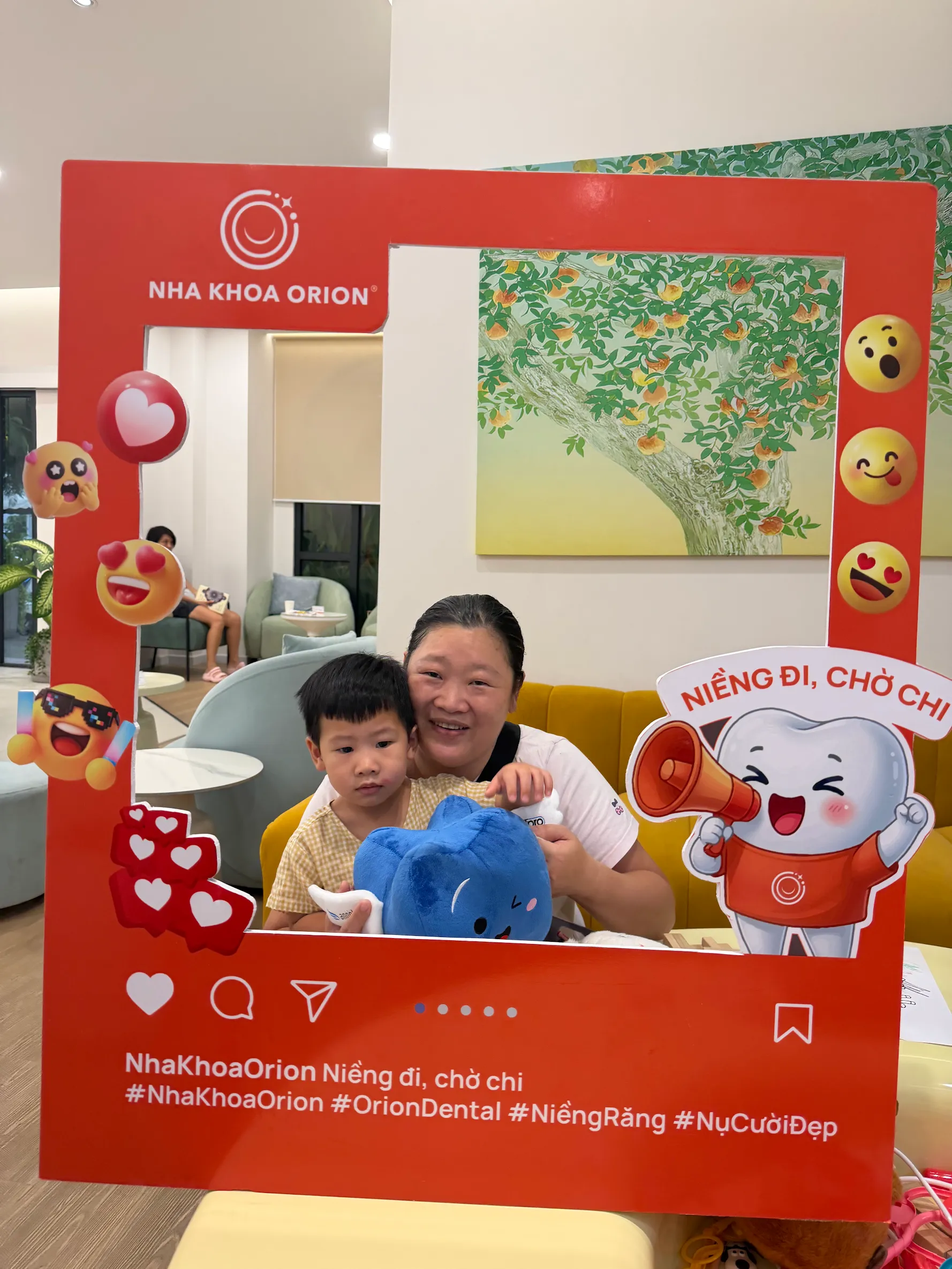 Kh&aacute;ch h&agrave;ng check in Ng&agrave;y Hội Niềng Răng tại Nha Khoa Orion