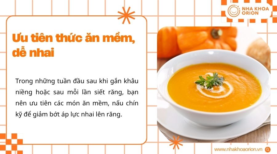 Ăn thức ăn mềm, nấu ch&iacute;n kỹ gi&uacute;p giảm &aacute;p lực nhai l&ecirc;n răng sau khi gắn band