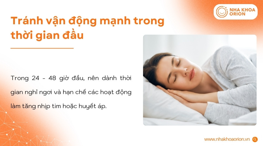 N&ecirc;n nghỉ ngơi đầy đủ để hạn chế chảy m&aacute;u v&agrave; gi&uacute;p v&ugrave;ng nhổ răng ổn định