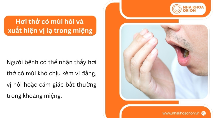 Hơi thở c&oacute; thể c&oacute; m&ugrave;i h&ocirc;i v&agrave; khoang miệng xuất hiện vị kh&oacute; chịu khi vi&ecirc;m ổ răng