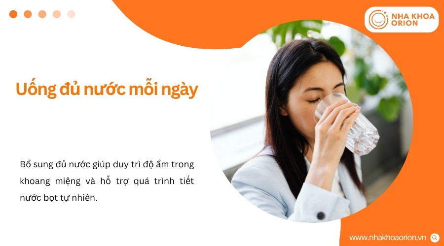 Uống đủ nước giúp khoang miệng đủ ẩm và hỗ trợ nước bọt cuốn trôi cặn thức ăn