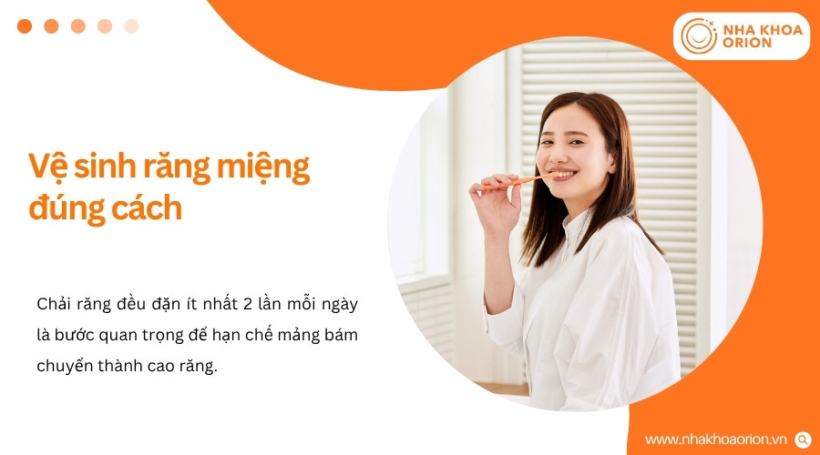Vệ sinh răng miệng đúng cách giúp loại bỏ mảng bám trước khi chúng hình thành cao răng